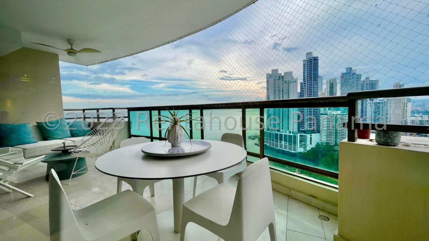 Spacious master bedroom with ocean views and ensuite in PH Ocean Club Punta Pacifica