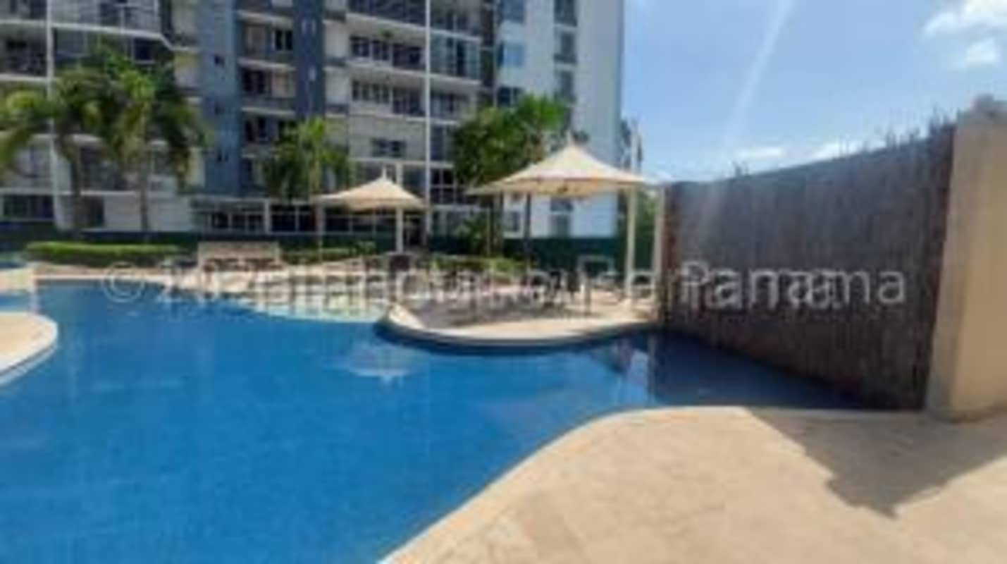 Modern lobby area with seating and decorative features at Cosmopolitan Tower Panama