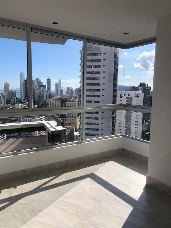 Spacious modern apartment living area with porcelain tile floors and panoramic city views at PH Luxor 400 El Cangrejo Panama