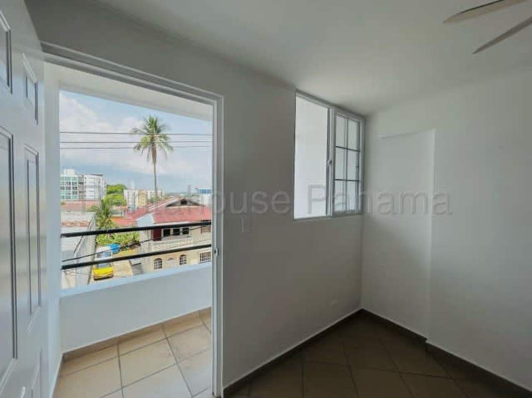 Kitchen with granite countertops, tiled backsplash and overhead cabinets PH Avenida Pulida Panama