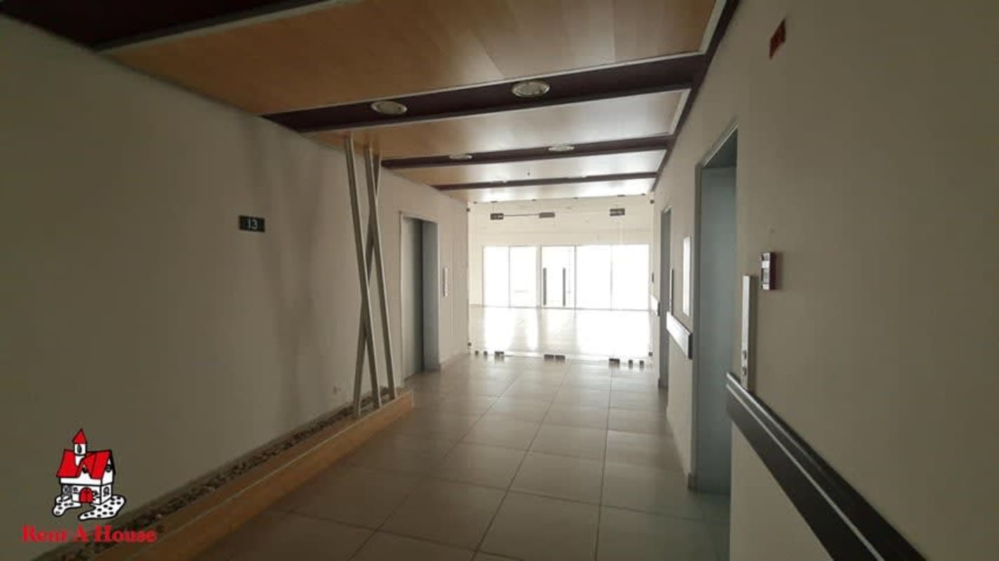 Private conference rooms with glass partitions in commercial business floor rental Panama