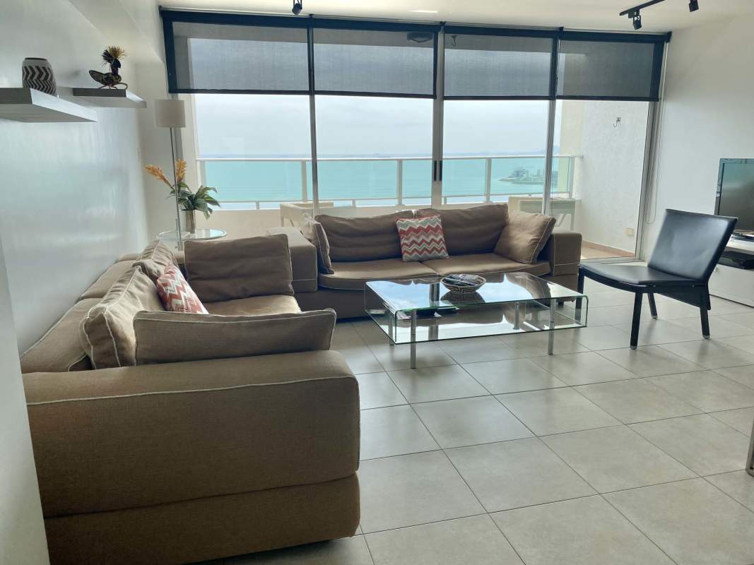Dining space with city and sea views PH Terrawind Panama City