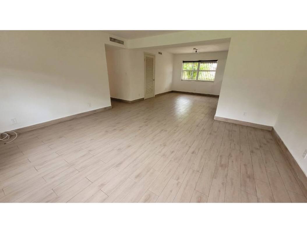 Terrace with garden and lawn in Embassy Zone Clayton