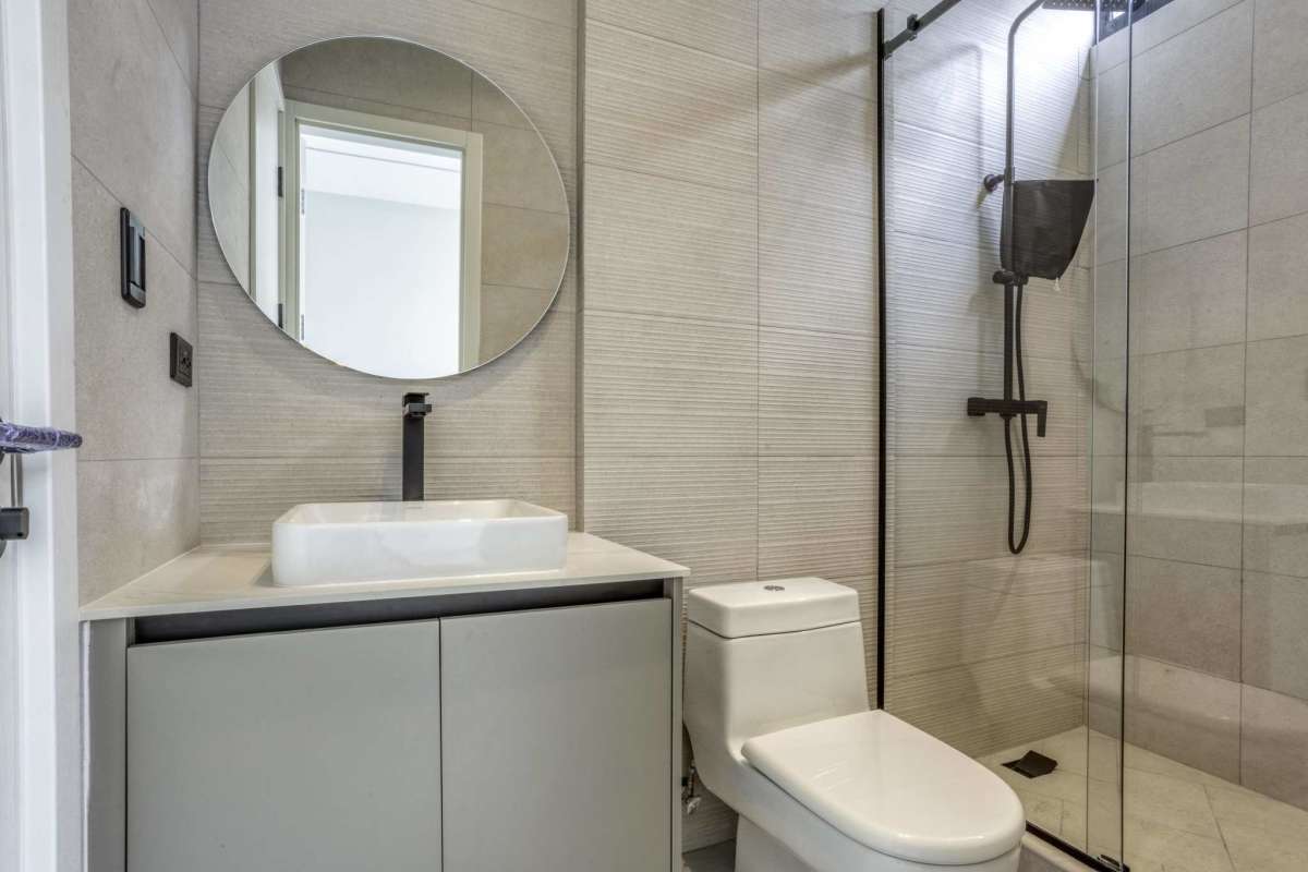 Spacious modern bedroom with walk-in closet and ocean views in PH Punta Paitilla Panama