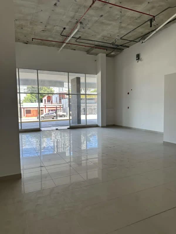 Modern commercial unit facade with parking and street access in PH Época Panama City