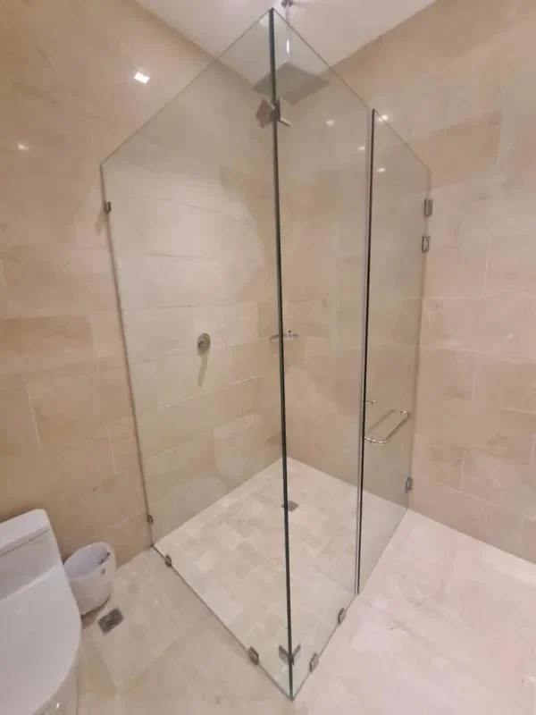 Modern bathroom with double sinks, glass shower in luxury PH Ocean Reef apartment Punta Pacífica Panama