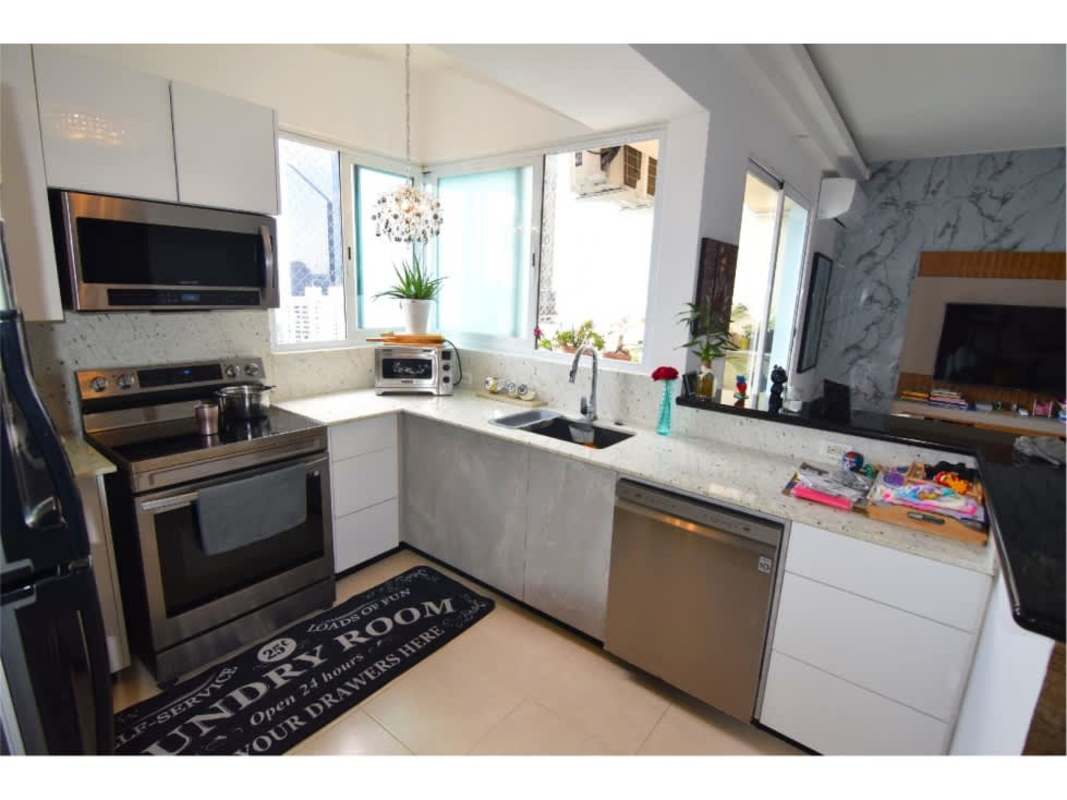 Rooftop pool terrace hot tub panoramic ocean skyline views PH Vista del Mar Panama