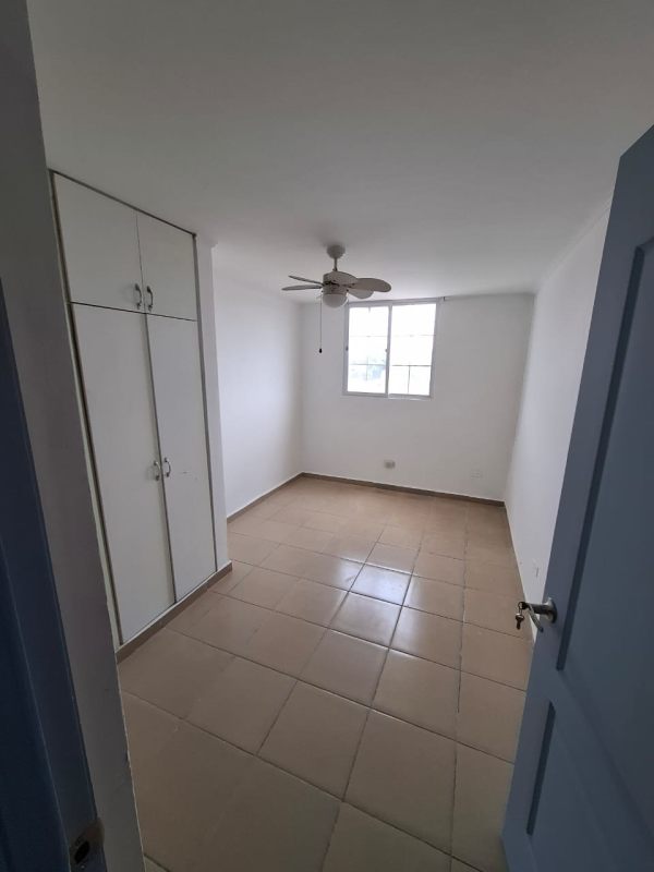 Bedroom with closet, ceiling fan, and window in PH Pueblo Nuevo Panama