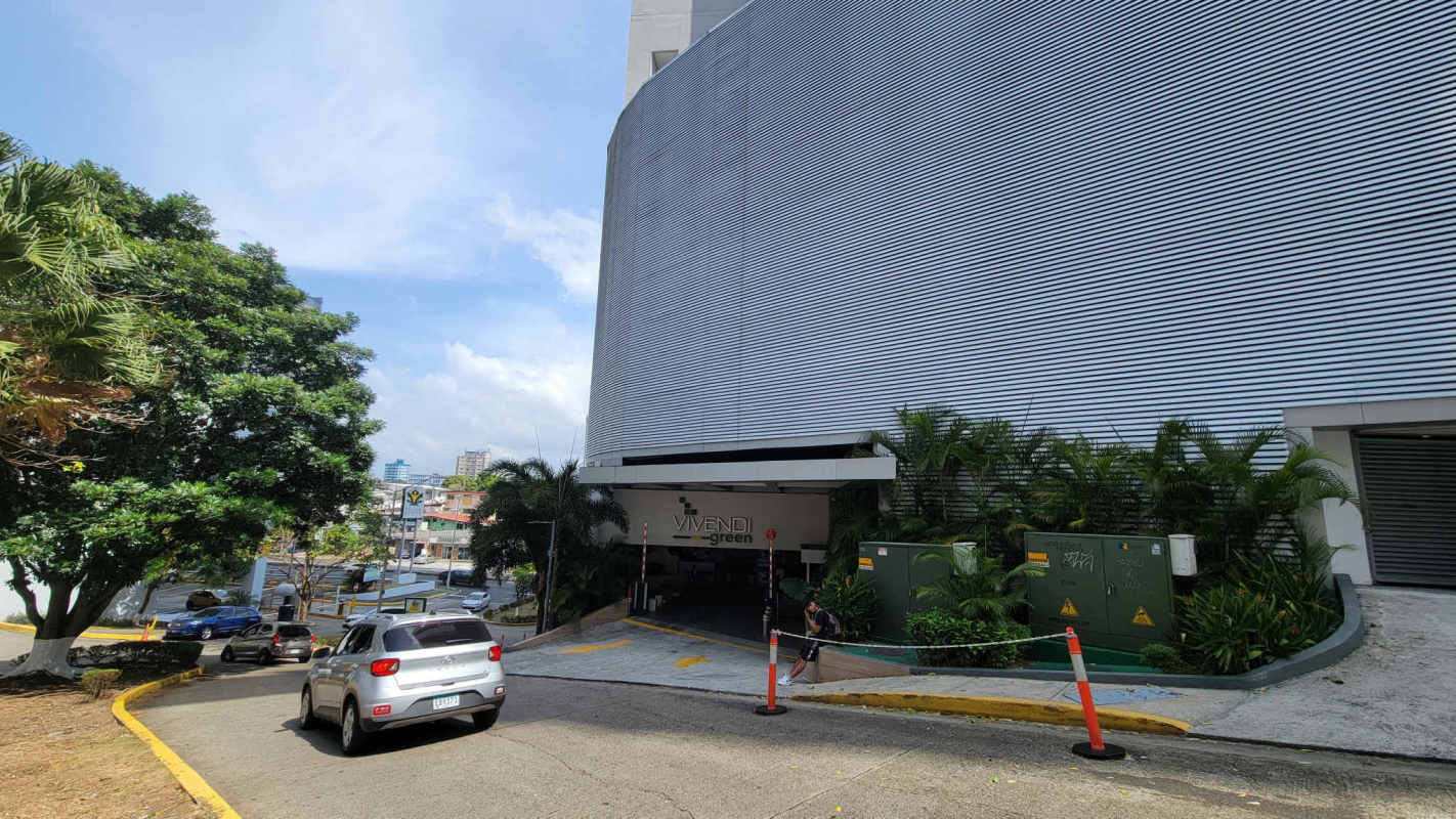 Contemporary kitchen with granite countertops PH Vivendi Green Edison Park Panama