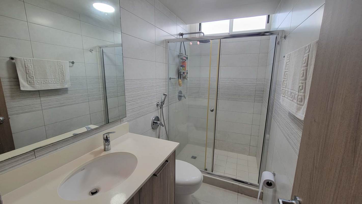 Second bedroom with AC, closet, large window in Edison Park Panama