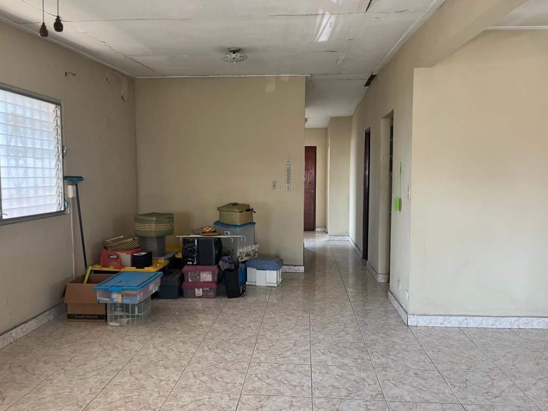 Bathroom with pink fixtures pedestal sink and shower in Pedregalito Juan Diaz house Panama