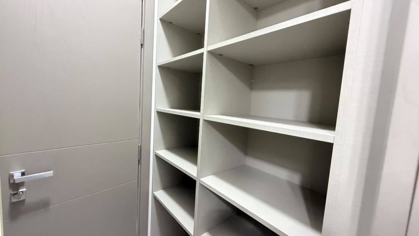 Modern bathroom with glass shower in PH Urbana Obarrio apartment