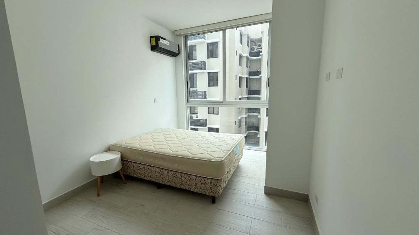Second bedroom with city view, AC, bed and closet in PH Urbana Obarrio