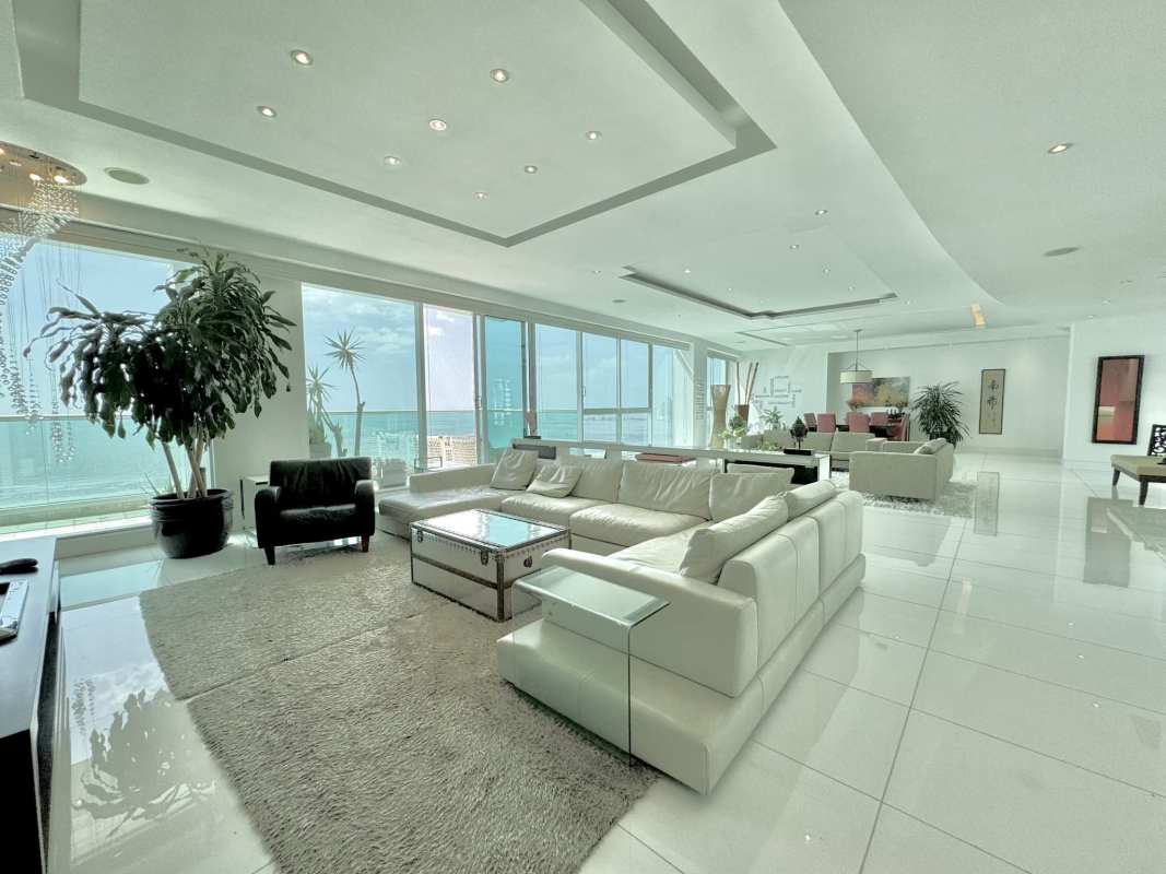 Contemporary kitchen with island, granite counters, and stainless appliances in PH Ocean One Panama