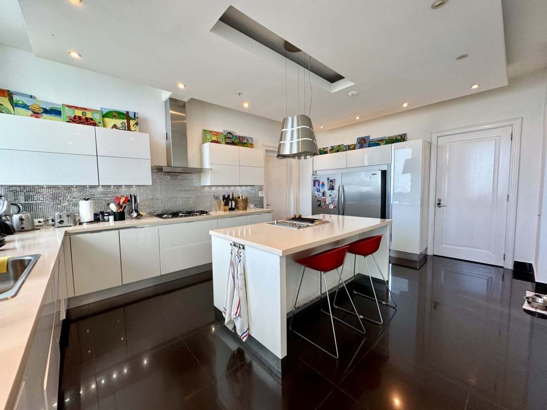 Modern bathroom with marble, large soaking tub and ocean view PH Ocean One Costa del Este Panama