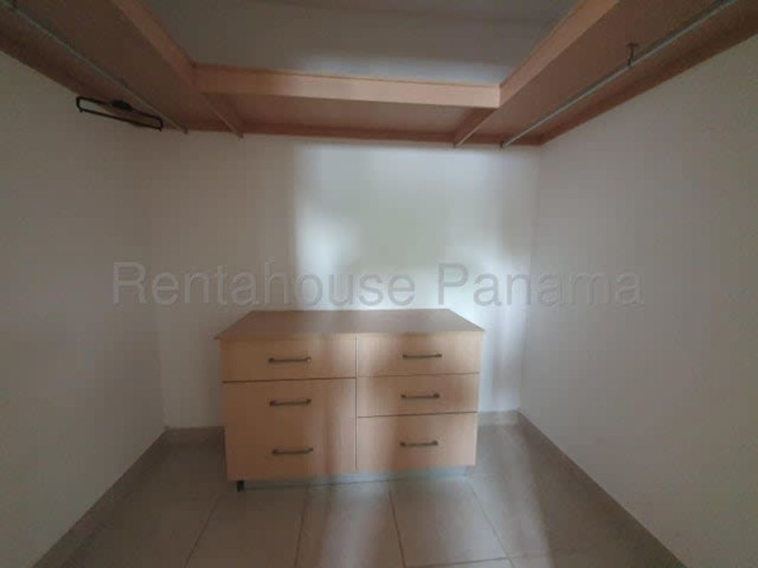 Gated complex amenities including pool, tennis court and gardens Residential Victoria II Panama