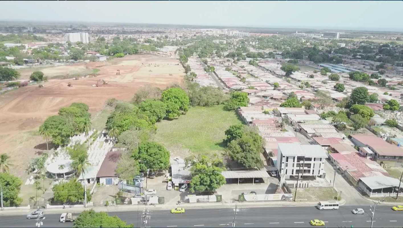 Large undeveloped lot in Juan Díaz next to residential and commercial areas with access via Avenida José Domingo Díaz