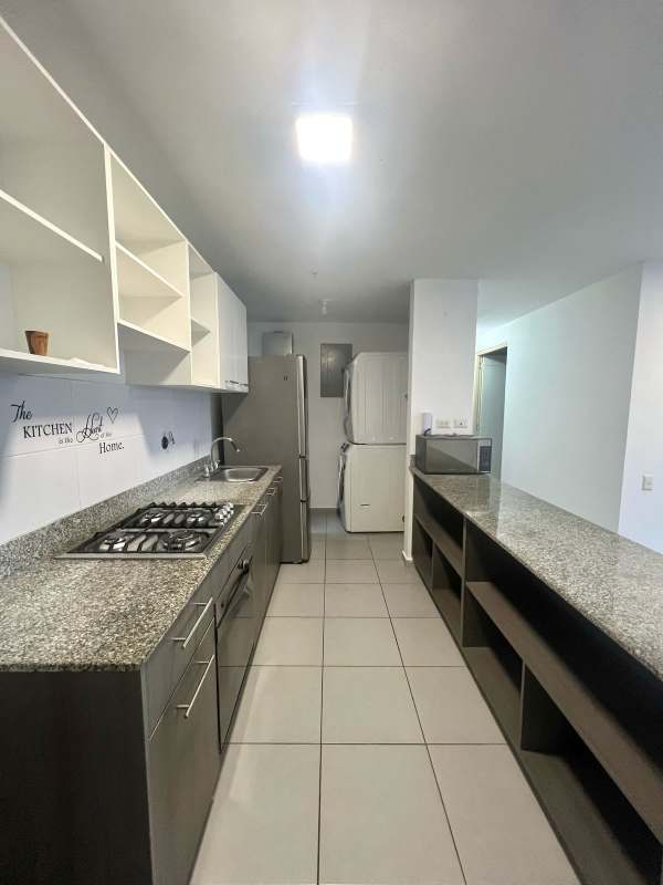 Master bedroom with walk-in closet and AC at PH Avinón Towers near universities Panama City