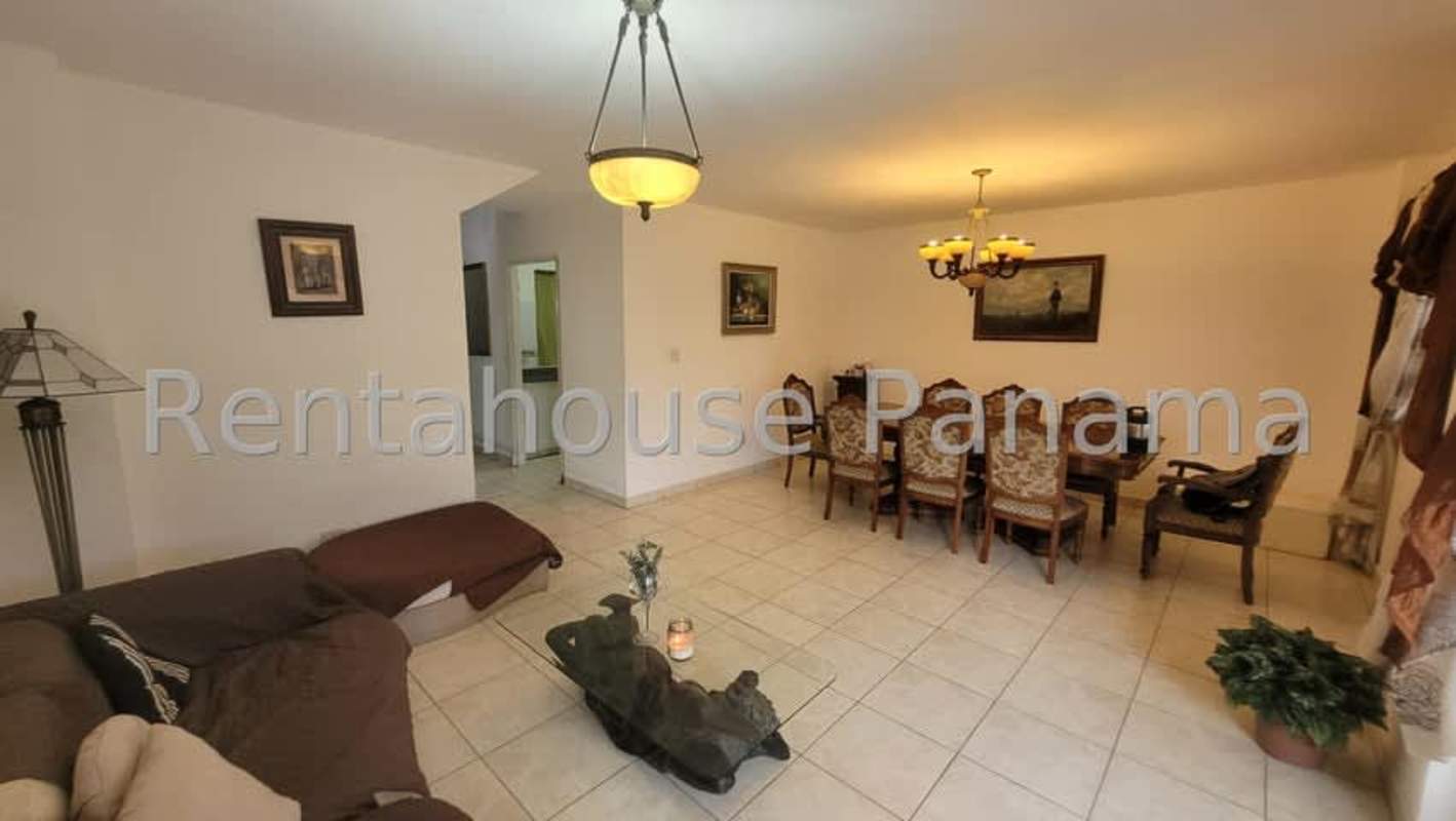 Private backyard with lawn, trees and fence in Villas del Golf house Brisas del Golf Panama