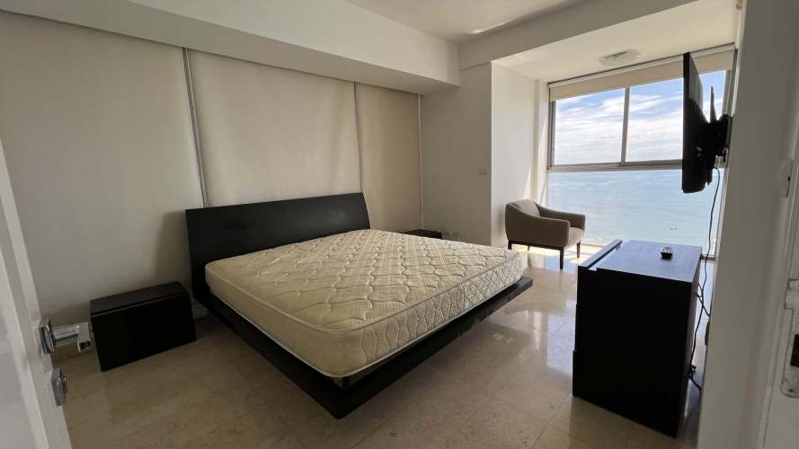 Spacious furnished master bedroom with closet and city views in PH Bella Vista Park