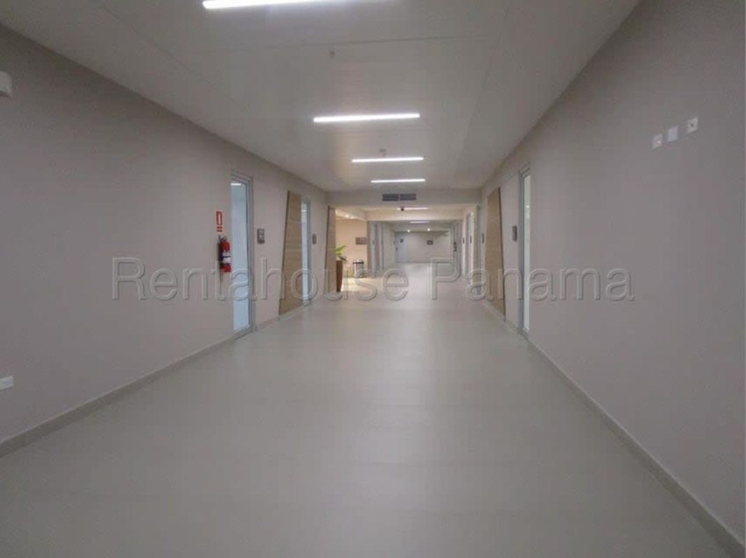 Bright reception lobby with seating area inside Town Center Costa del Este Torre Arboledas