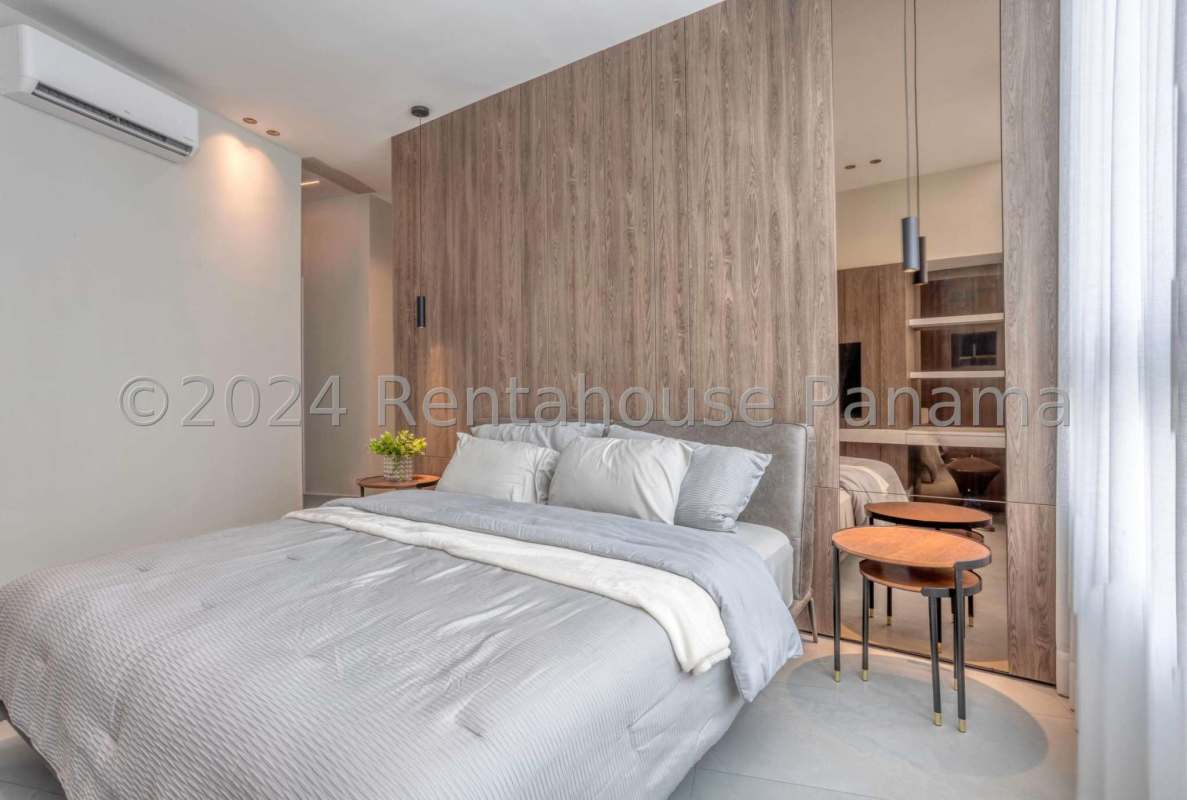 Large master bedroom with panoramic views and ensuite bath at PH Marina Pinnacle Paitilla Panama