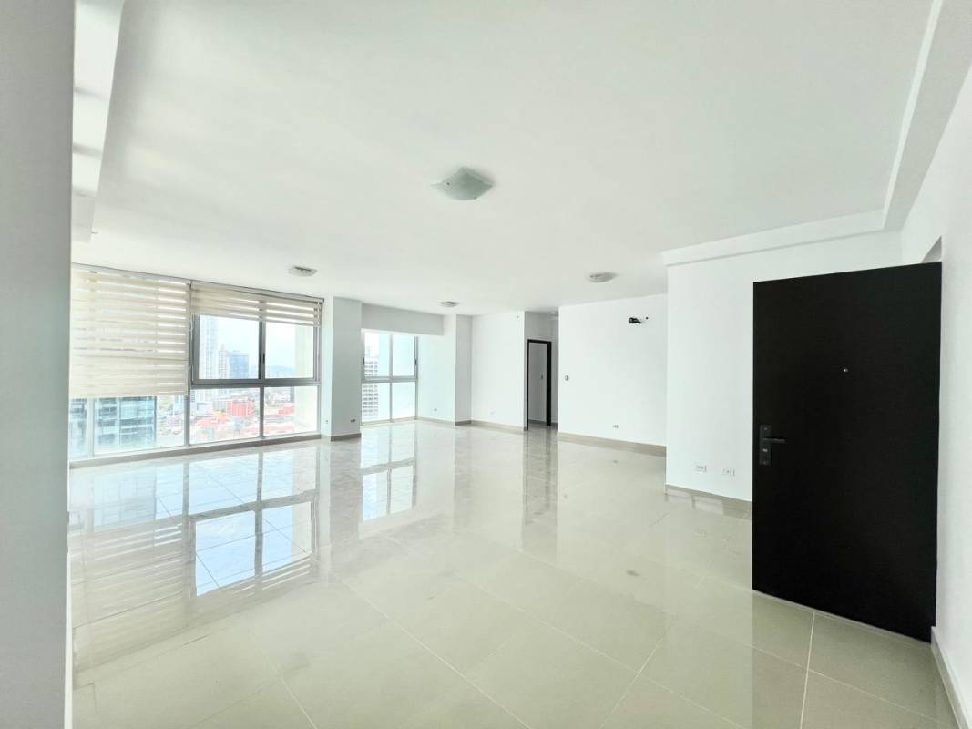 Rooftop pool, Jacuzzi, sun deck and skyline at Belle View Tower in Bella Vista Panama City