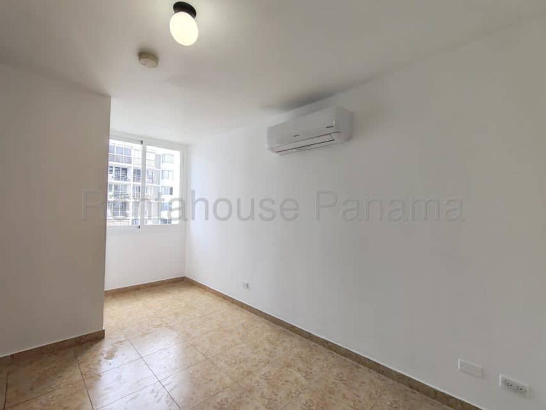Contemporary bedroom with closet and AC-ready in rental apartment Panama PH Cosmopolitan Tower