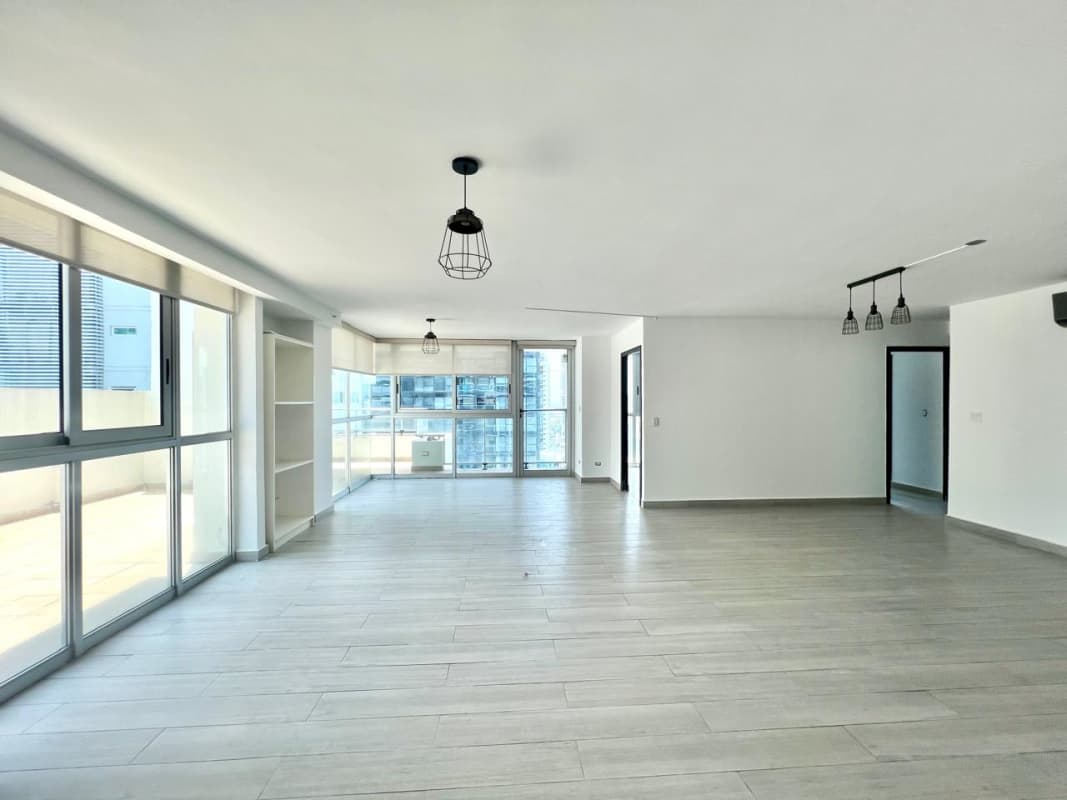 Spacious bedroom with built-in wardrobe and ceramic floors PH Belle View Tower Panama City