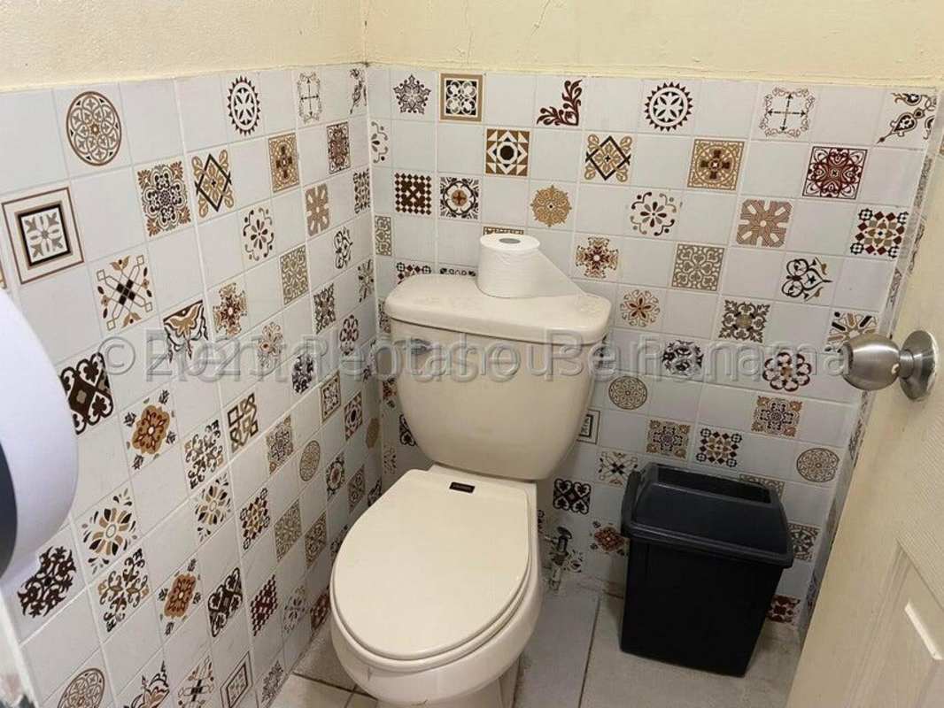 Spacious commercial interior with tiled floors, high ceilings and mezzanine ready for customization in Parque Lefevre