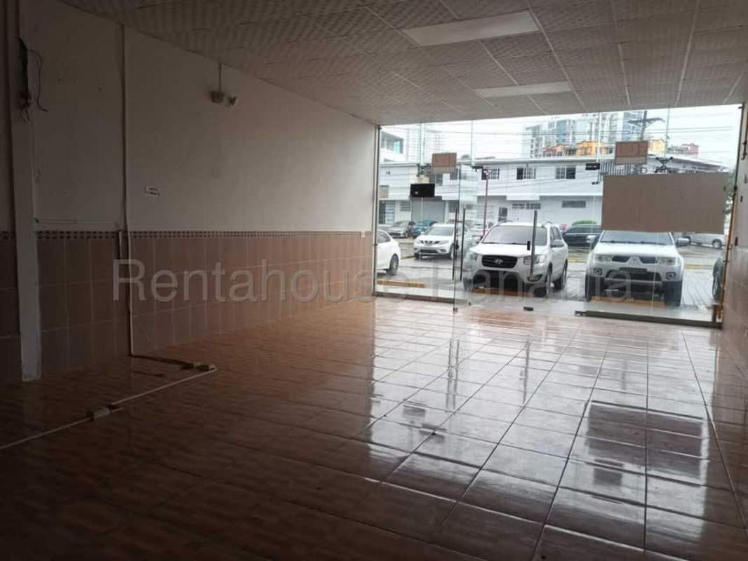 Ground floor retail unit with glass storefront, tiled floor and fluorescent lighting in Parque Lefevre Plaza Panama
