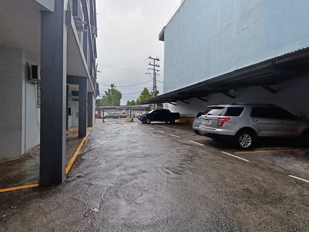 Apartment complex with multiple levels, parking and external stairs San Francisco Panama