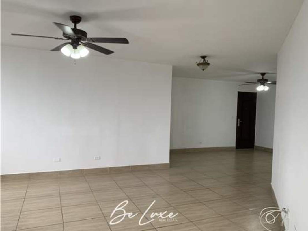 Bathroom with marble effect tiles, glass shower enclosure, vanity and round mirror in PH Brisas de San Fernando Panama