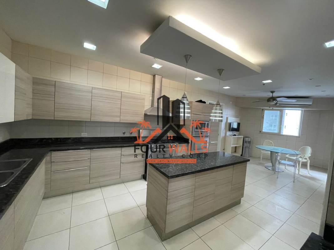 Large master bedroom with panoramic ocean views and walk-in closet in luxury PH D1 Punta Paitilla apartment