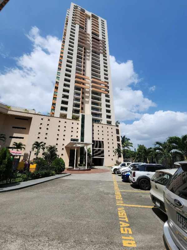 Open-plan living and dining room with balcony access and city view in PH Pacific Wind Panama