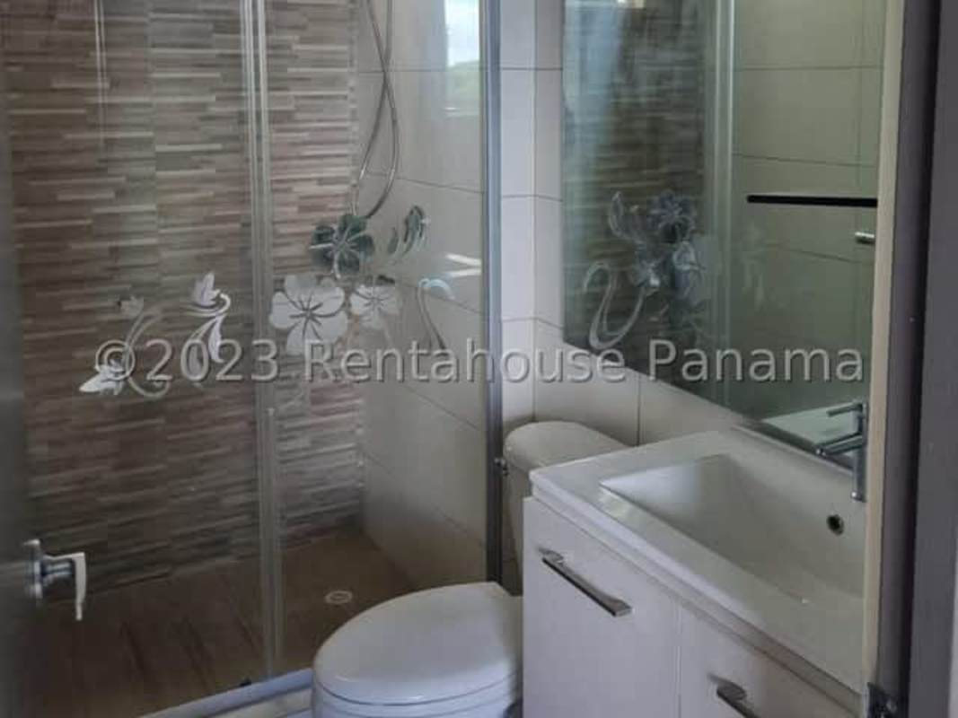 Bedroom with closet space, tiled floor and window in apartment PH Cantabria Brisas del Golf