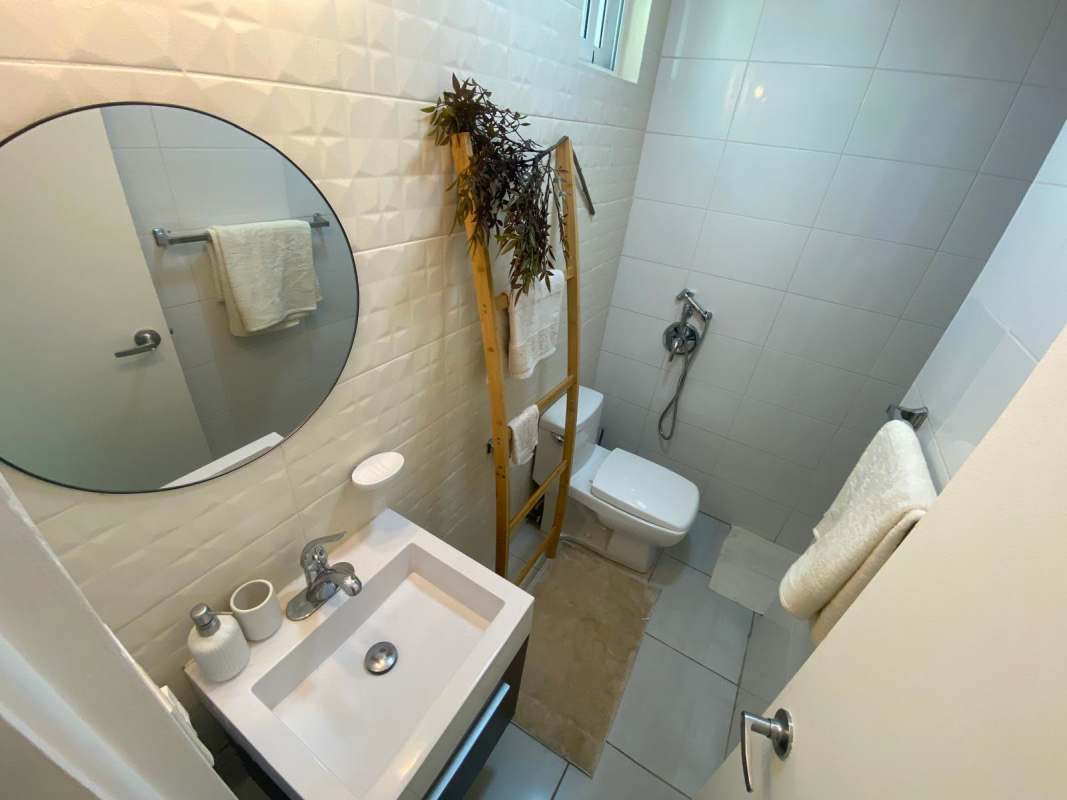 Minimalist bathroom glass shower mirror tile PH Vista Tower Via España Panama