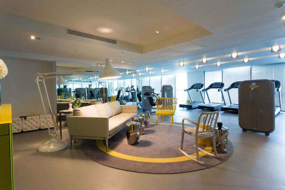 Luxurious infinity pool overlooking Pacific Ocean with sun loungers and cabanas PH Yoo Panama Avenida Balboa