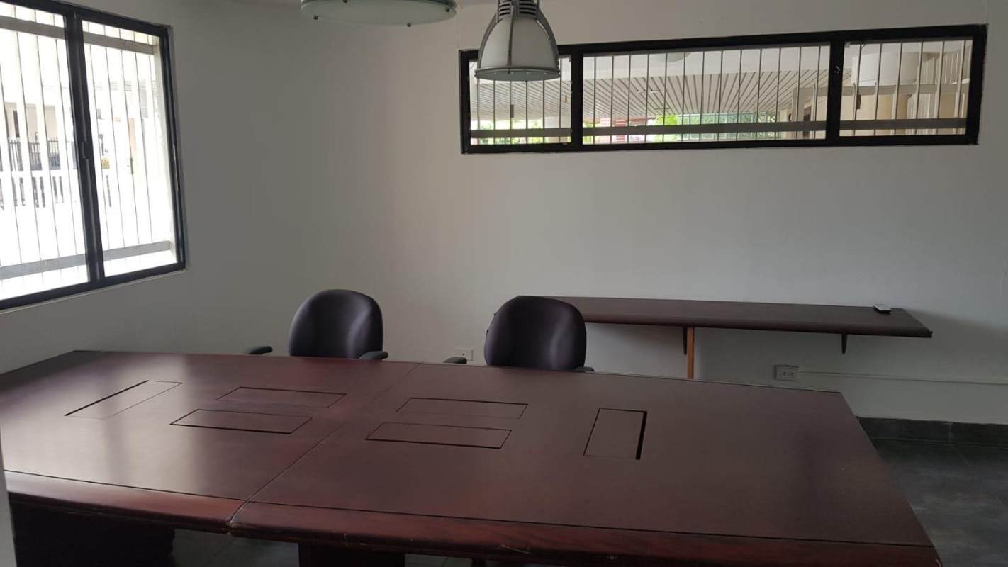 Spacious private office with tiled floors and bright light in Villa de las Fuentes Tumba Muerto Panama