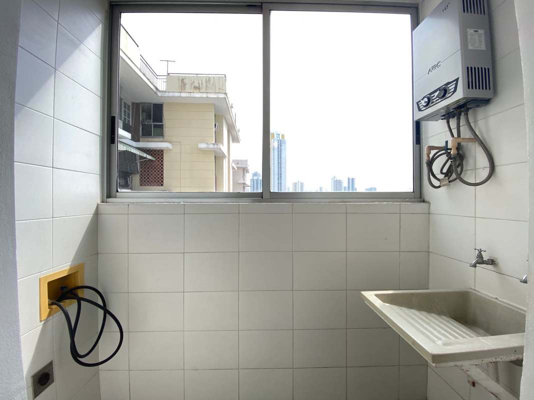 Modern kitchen with breakfast bar, mosaic backsplash, ceramic tile, and cabinetry in PH Trio El Carmen Panama