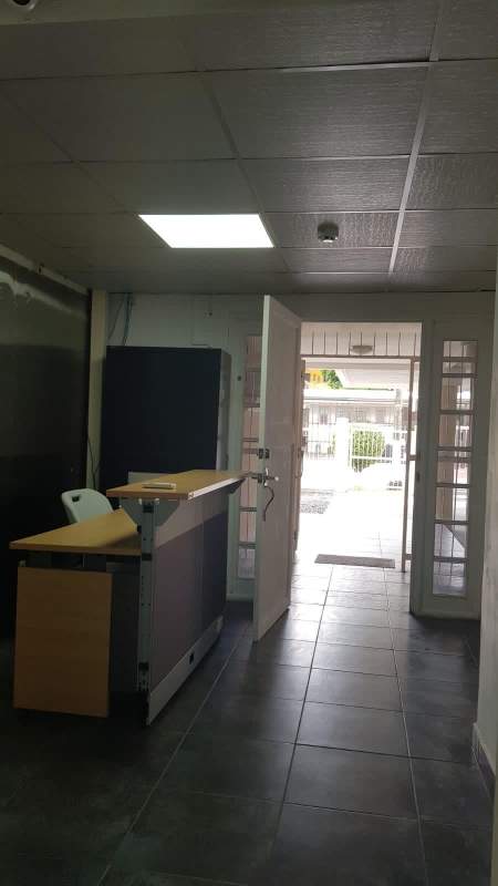 Wide corridor with tiled floor offices for rent Panama