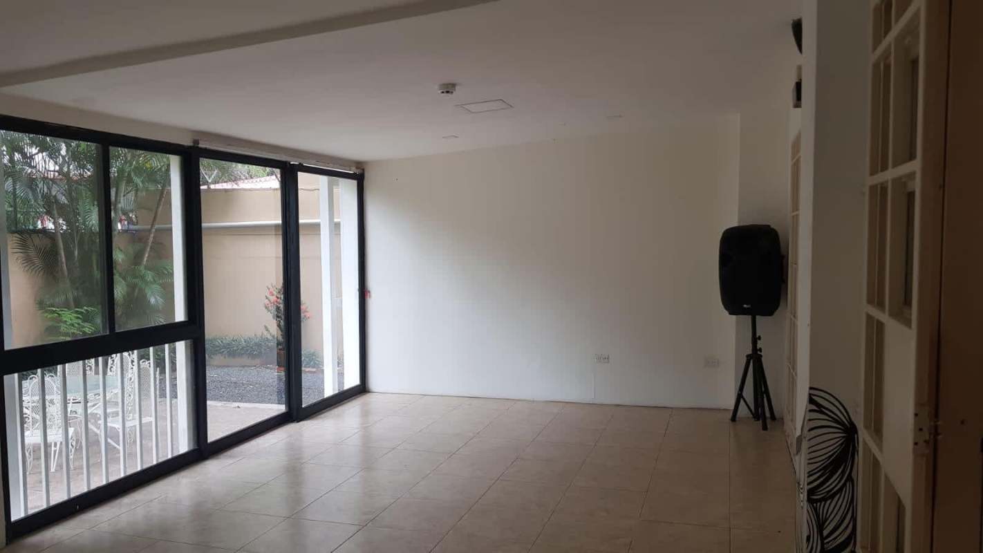 Bright conference room with windows and AC for rent in Panama City commercial space