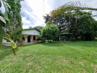 Country house with spacious backyard, gardens and trees in San Carlitos David Panama