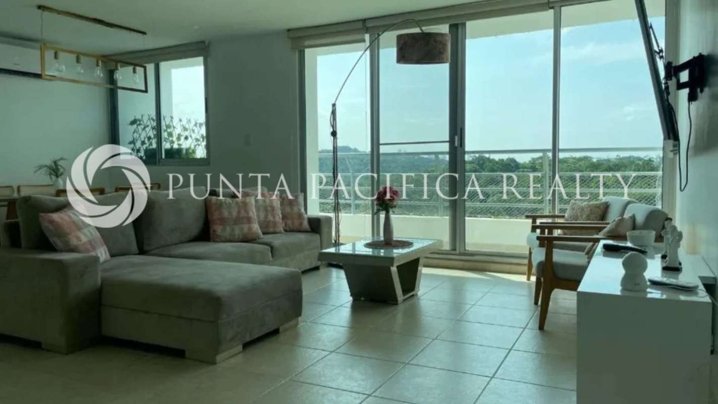 Master bedroom with large windows and natural lighting PH Clayton Park I Panama City