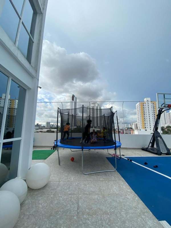 Rooftop terrace with trampoline, city views and play area at PH Sky Business Center Panama