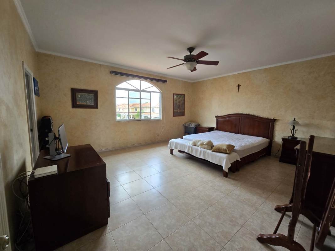 Covered garden patio with outdoor seating duplex Palmeras Costa del Este Panama