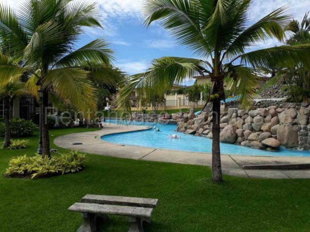 3BR House with Terrace & Pool in Dorado Springs Condado del Rey