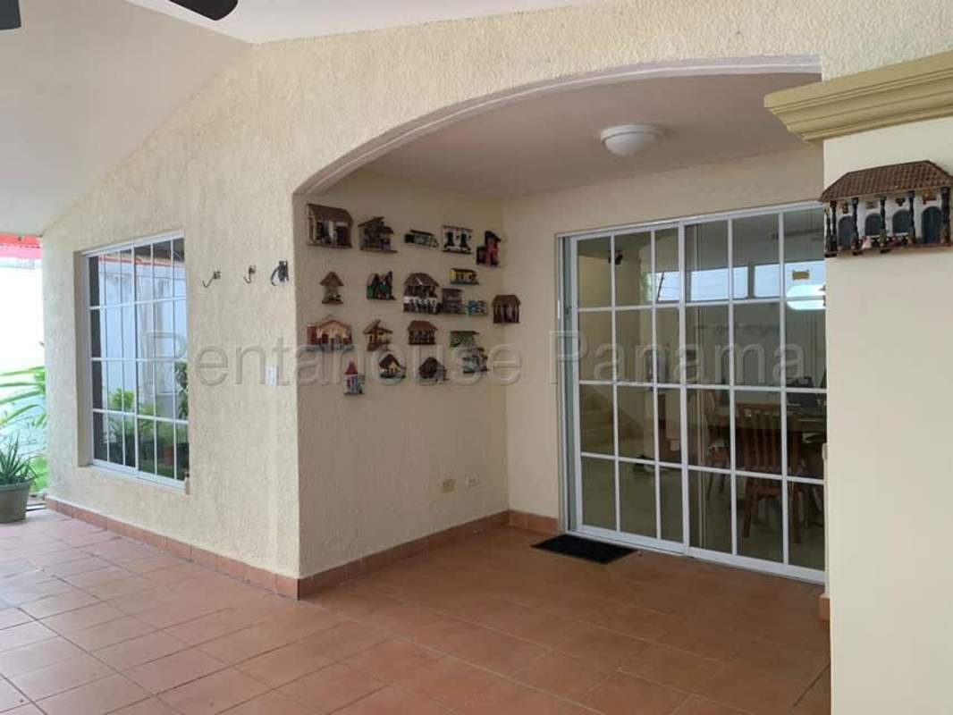 Covered patio with sliding doors and wall art Condado del Rey Panama