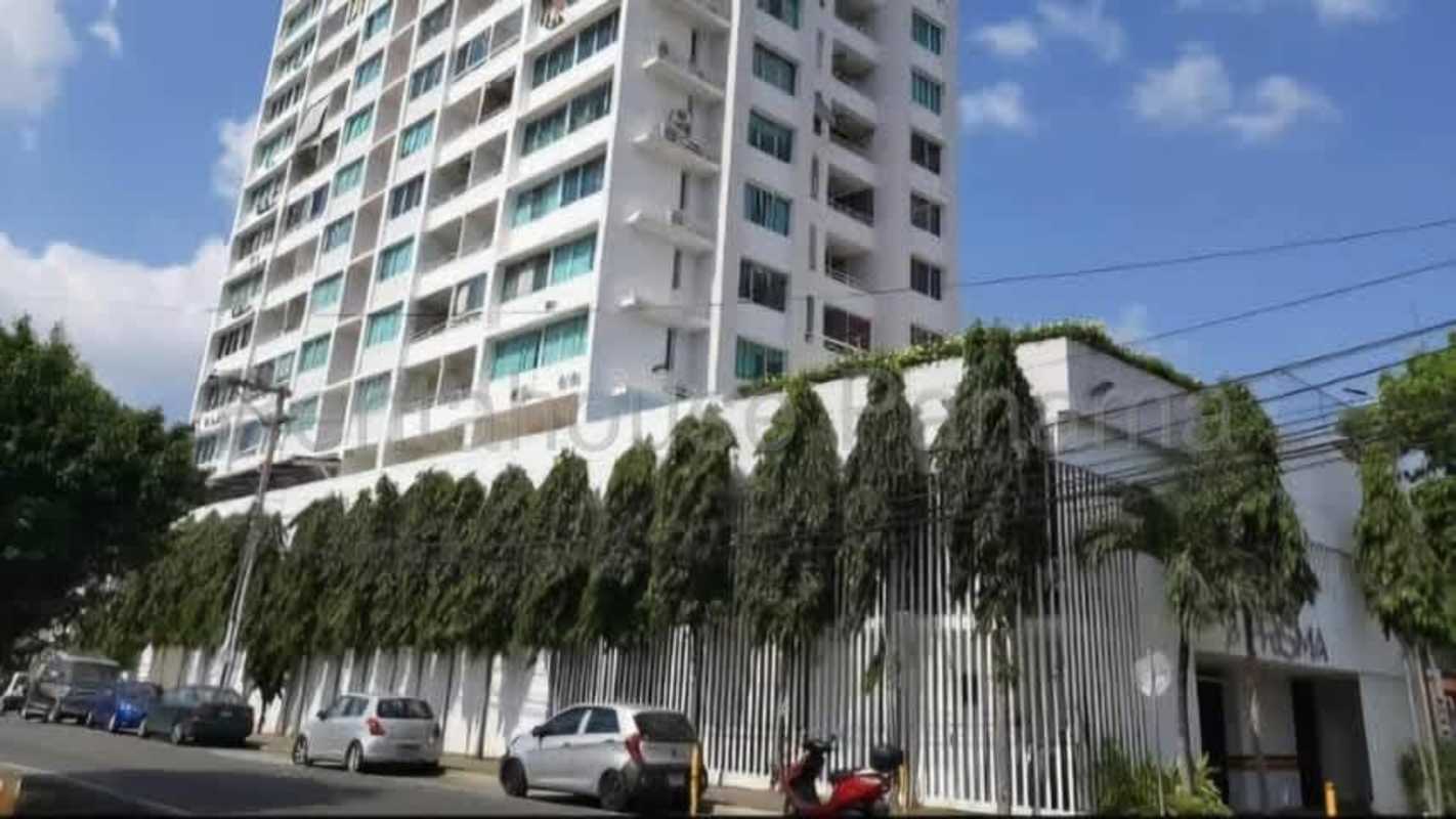Bright living-dining room with balcony access Parque Lefevre Panama