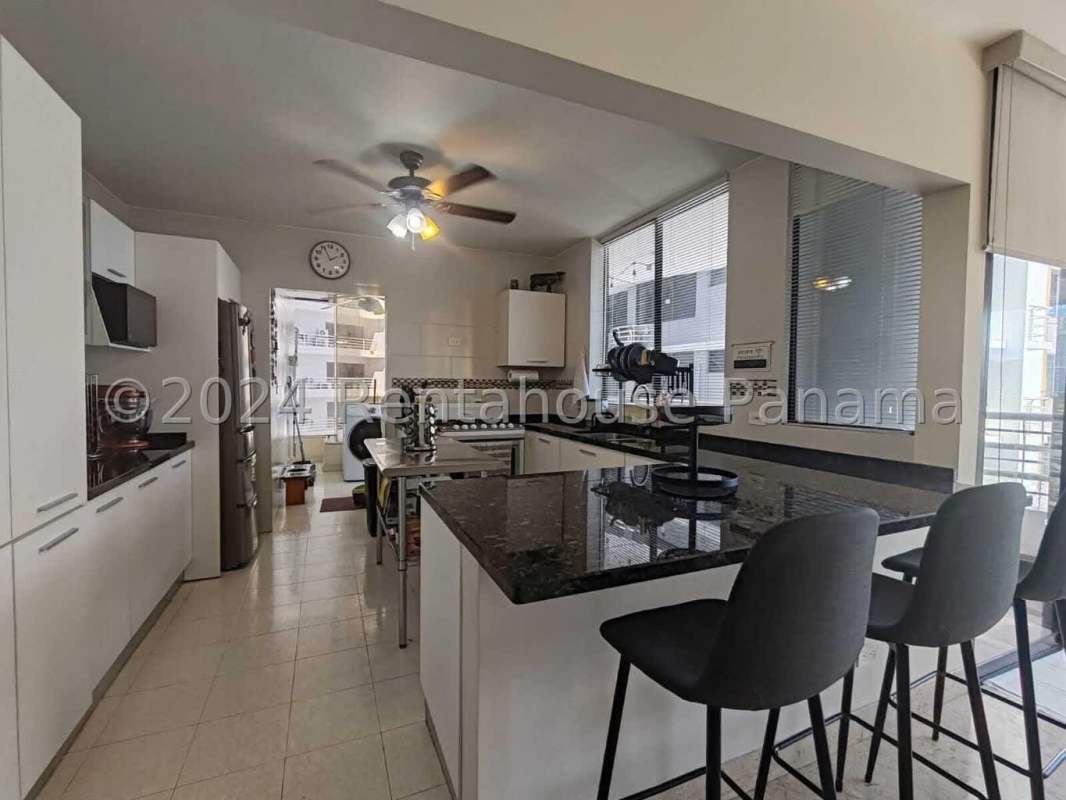 Dining area with floor-to-ceiling windows, city skyline and Pacific Ocean views in PH BICSA Tower.